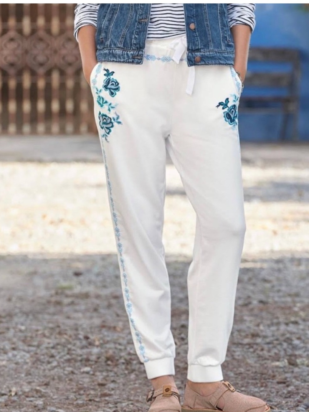 Sundance Faded Fields White Joggers Blue Floral Embroidered Size Medium